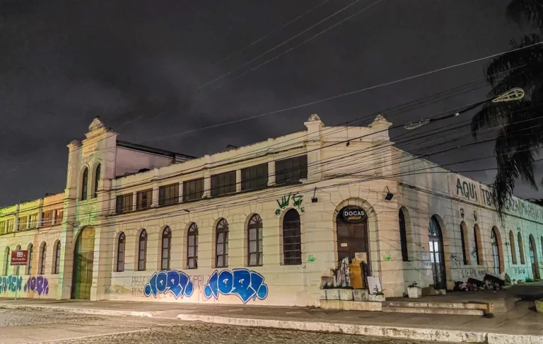 Fachada histórica do Hotel Cantareira à noite, na Rua General Osório