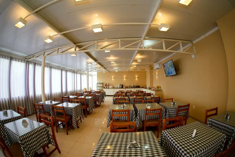 Salão do café da manhã do Hotel Cantareira com mesas de toalha xadrez
