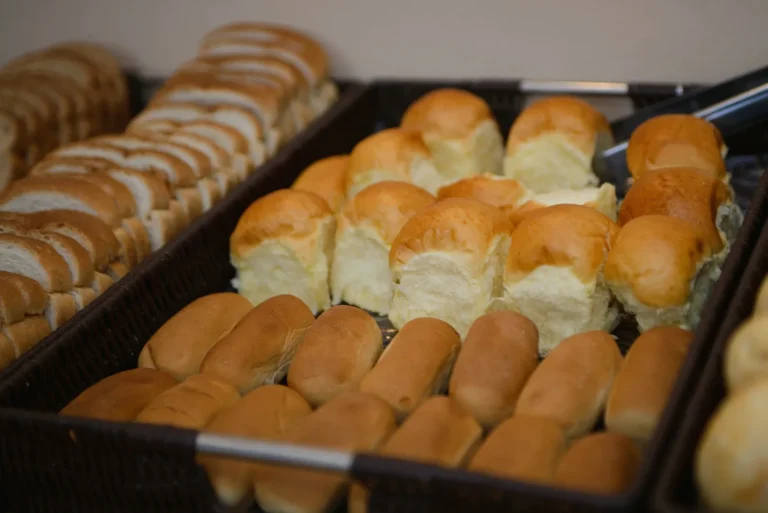 Bandeja de pães fresquinhos no bufê