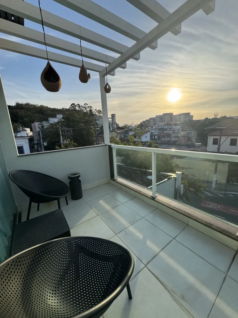 Pôr do sol sobre Niterói visto da varanda do hotel