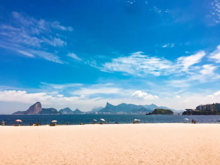Praia de Niterói com o Pão de Açúcar e o Rio ao fundo